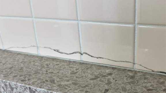 タイルのひび割れ