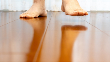 床がきしむ
