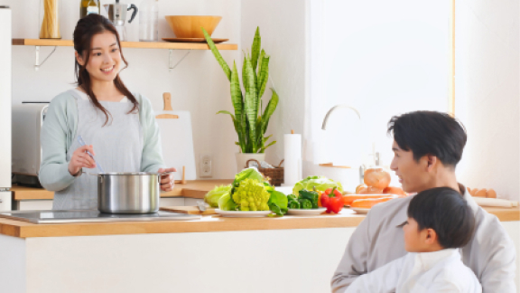 家族の様子を見れるキッチン